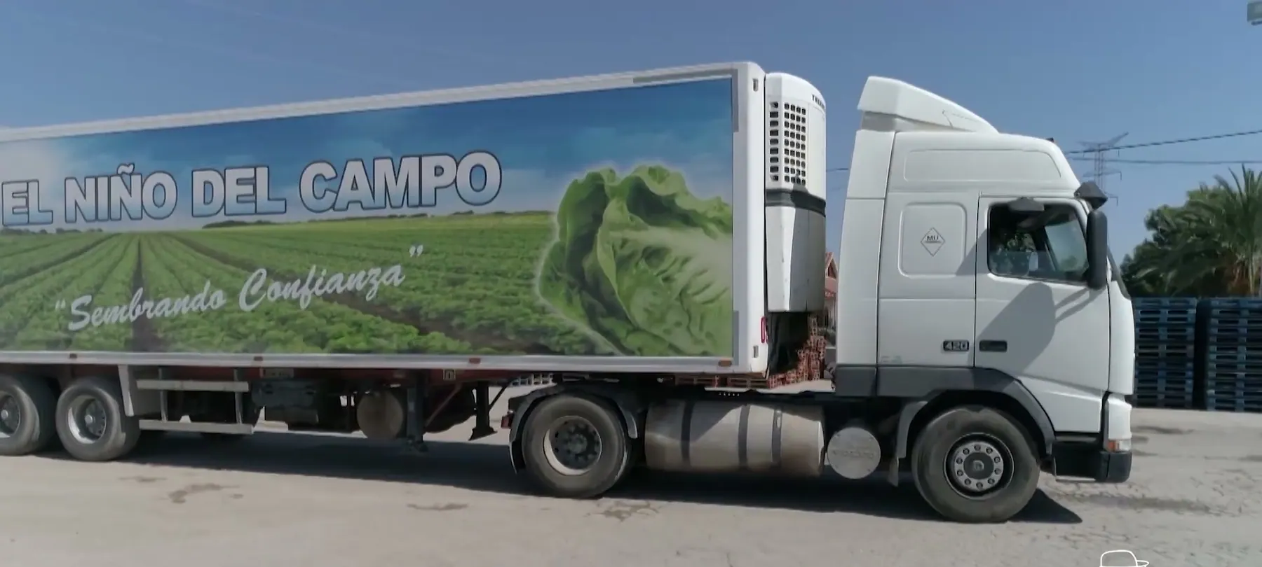 Camión frigorífico rotulado de El Niño del Campo